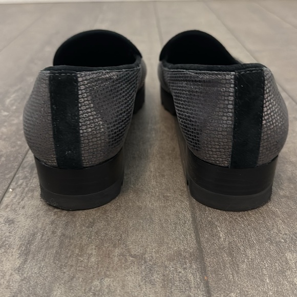 Like new! Donald J Pliner Elan Black/Silver Metallic Leather Loafers, size 7.5 - Picture 6 of 13